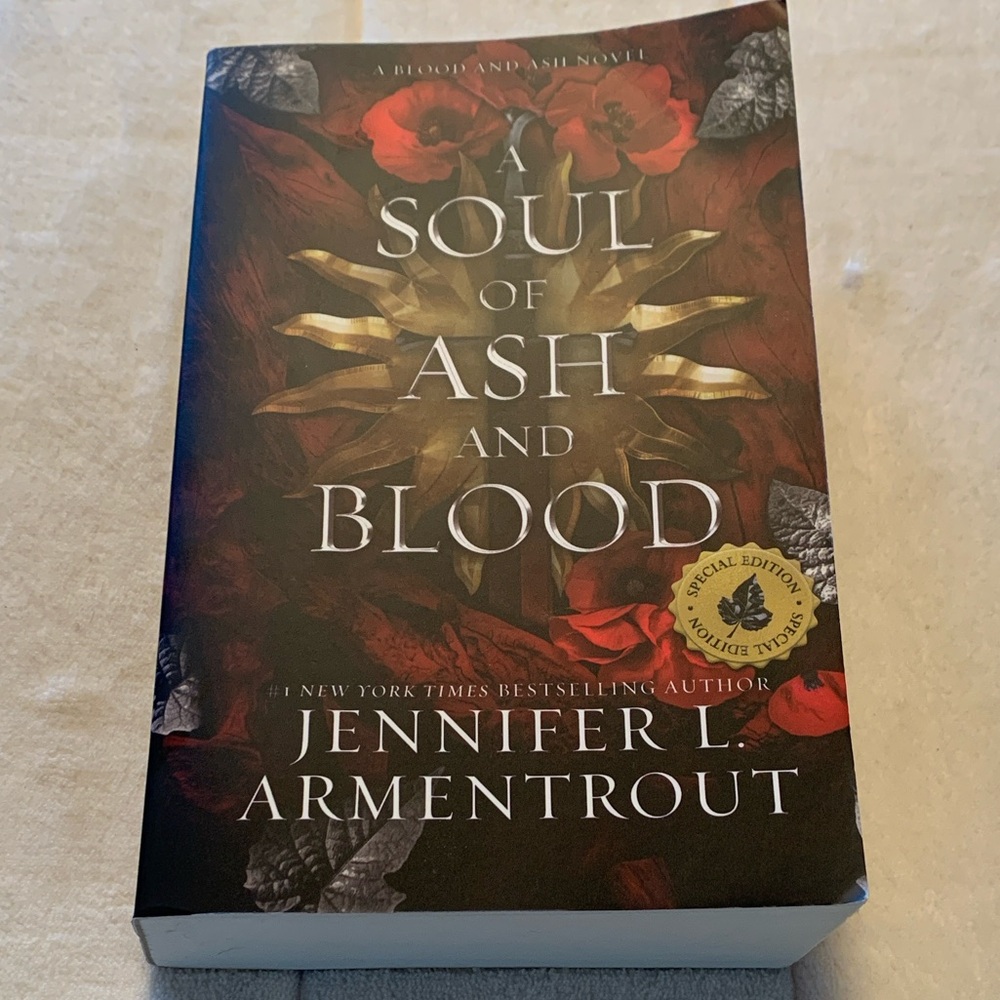 Vampire. A soul of Ash and blood by Jennifer Armentrout. Special edition